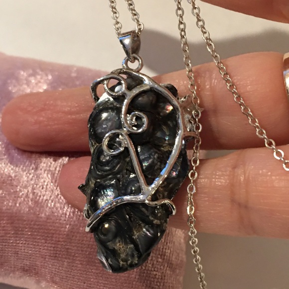 Black pearl on mother of pearl silver pendant - Picture 4 of 8